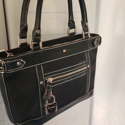 Τσάντα χειρός Tommy Hilfiger μαύρη σαν καινούργια