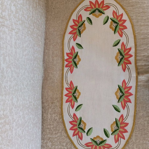 Embroidered table runner with gold thread, like new, 91x42 cm