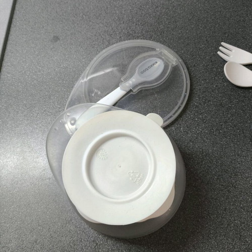 Baby food set used, 2 bowls with lids and spoons