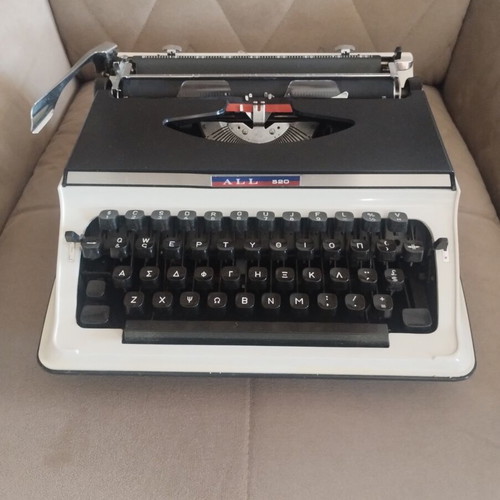 Nakajima ALL 520 typewriter like new, Greek keyboard, 1980s