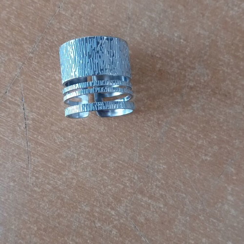 Steel adjustable ring like new, silver color