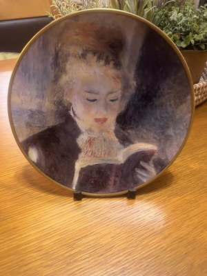 Πορσελάνινο διακοσμητικό πιάτο Pierre-Auguste Renoir Η γυναίκα που διαβάζει συλλεκτικό