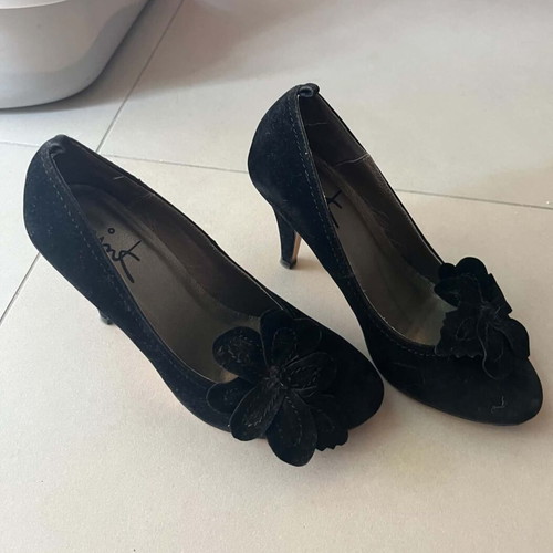 Suede vintage pumps with flowers like new, black, size 38