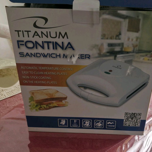 Sandwich maker 1000W like new with all accessories