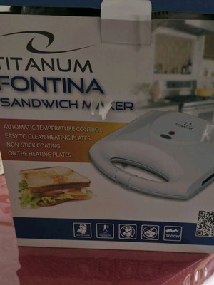 Sandwich maker 1000W like new with all accessories