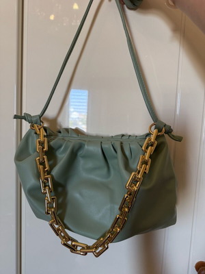 Πράσινη γυναικεία τσάντα crossbody με χρυσή αλυσίδα, σχεδόν καινούργια με μικρά γδαρσίματα