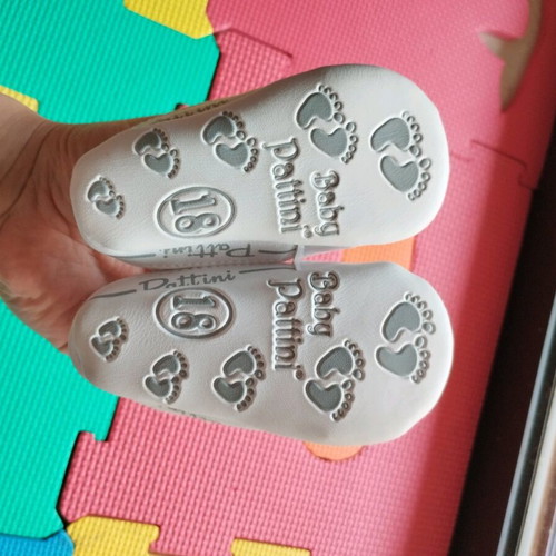 Set of 2 baby shoes size 18 new, white and red