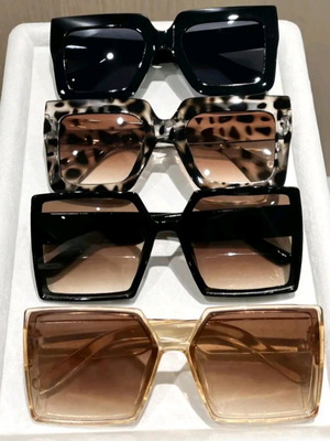 Set of 4 women's sunglasses new, multicolored