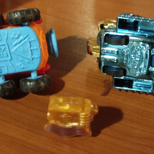 Superzings figures pack of 3 with 2 vehicles used, excellent condition