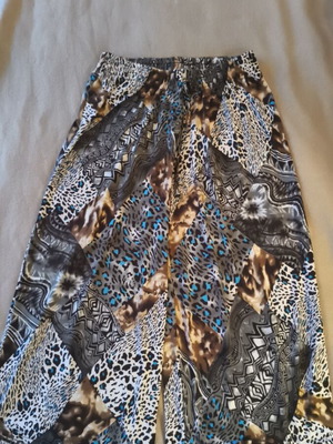 Tribal print palazzo pants like new, size Medium, gray and blue