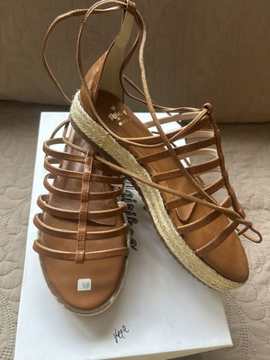 Mairiboo by Envie Shoes women's sandals size 38 new, brown