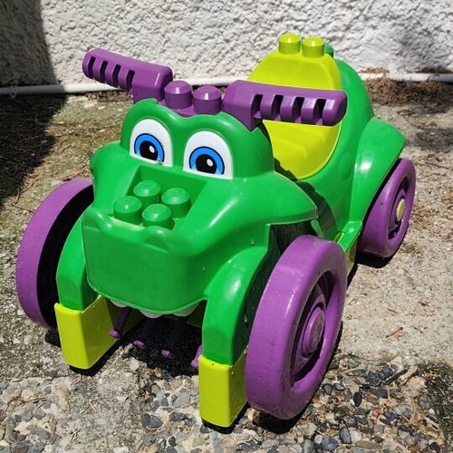 Mega Blocks Crocodile ride-on car like new with building blocks