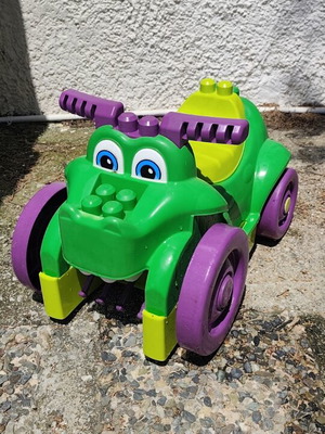 Mega Blocks Crocodile ride-on car like new with building blocks
