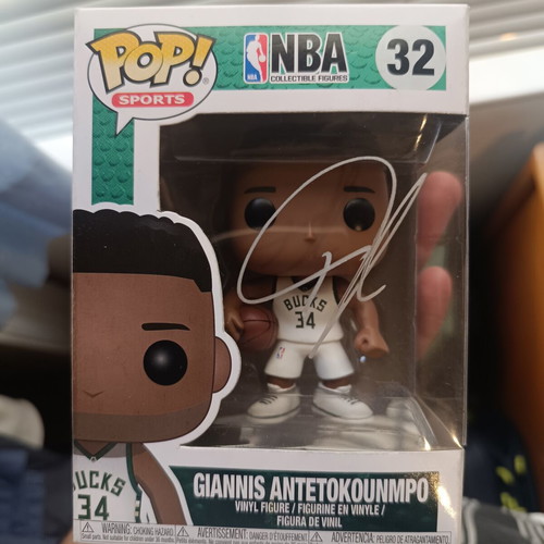 Funko Pop 32 Giannis Antetokounmpo Signed like new