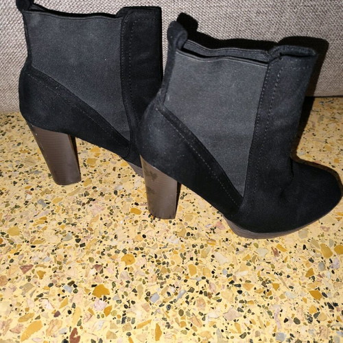 Black suede ankle boots size 38 with thick heel like new