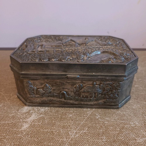 Embossed jewelry box 15x10x6 cm like new