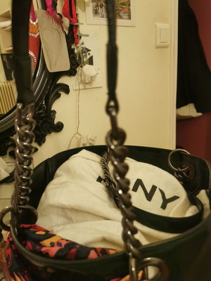 DKNY shoulder bag like new, large green patent leather with chain handles and scarf