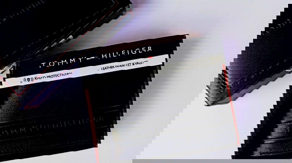 gnisio TOMMY HILFIGER Black portofoli RFID Blocking + dermatini siskevasia dorou