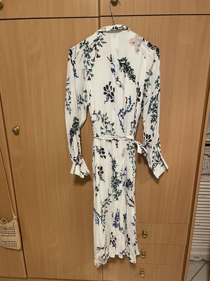 Massimo Dutti floral dress with removable belt, like new, size 36
