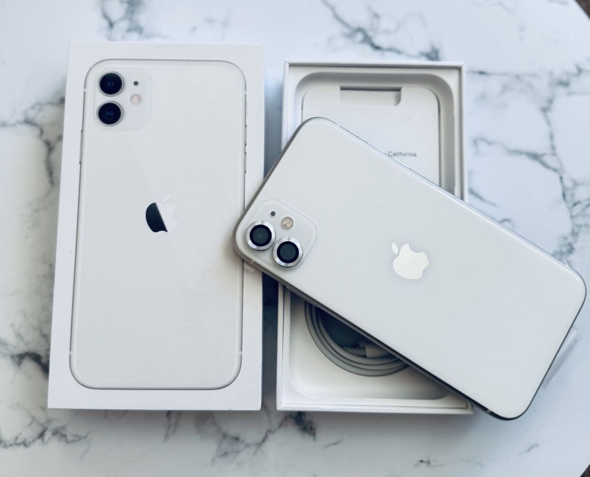 iPhone 11 64GB бял нов с много аксесоари - € 175,00 - Vendora.bg