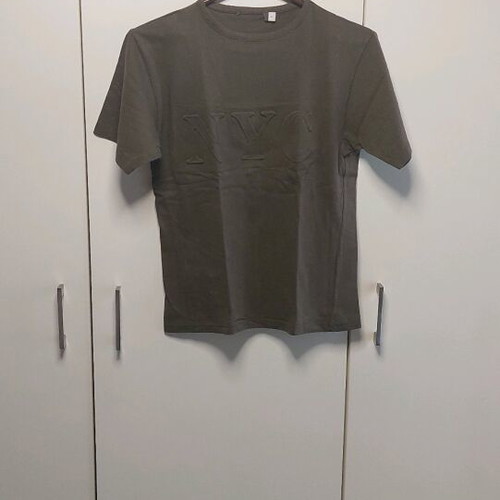 T shirt women's XS like new with embossed NYC design khaki