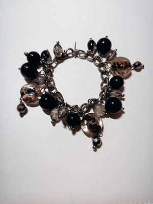 Chunky Charm Bracelet μεταχειρισμένο με μαύρες χάντρες και χρυσές λεπτομέρειες