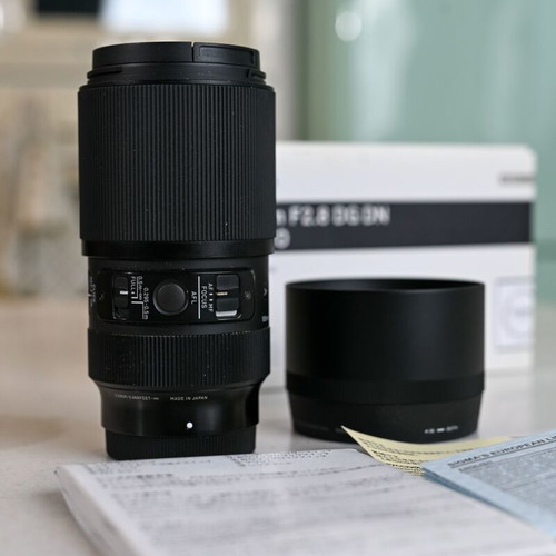 Sigma 105mm f/2.8 DG DN Macro Art lens like new for Sony E