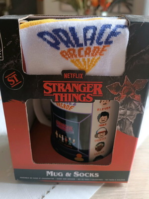 Stranger Things σετ δώρου κούπα και κάλτσες καινούριο, επίσημο Paladone