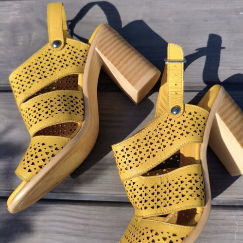 Level Anatomic women's anatomical yellow leather sandals size 37 like new