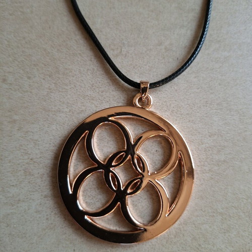 Pendant rose gold new with cord