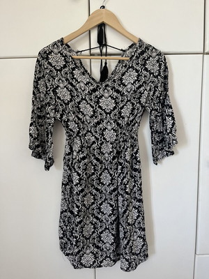 Black and white dress used, size S with 3/4 sleeves and lace-up back