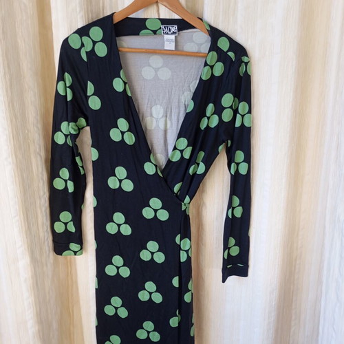 Diane Von Furstenberg wrap dress silk like new, black with green circles