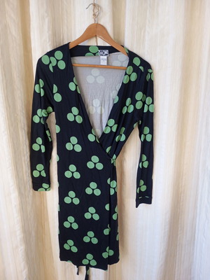 Diane Von Furstenberg wrap dress μεταξωτό σαν καινούργιο, μαύρο με πράσινους κύκλους