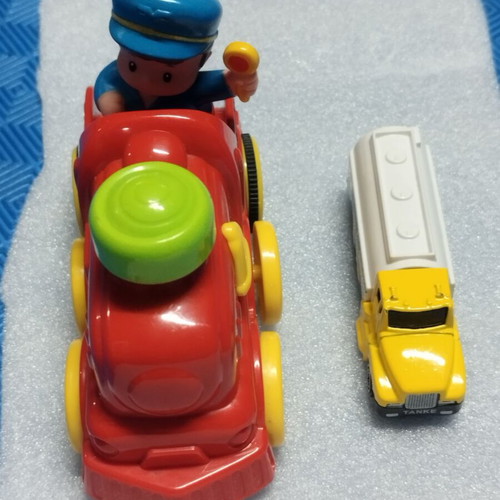 Set of 2 toy cars like new