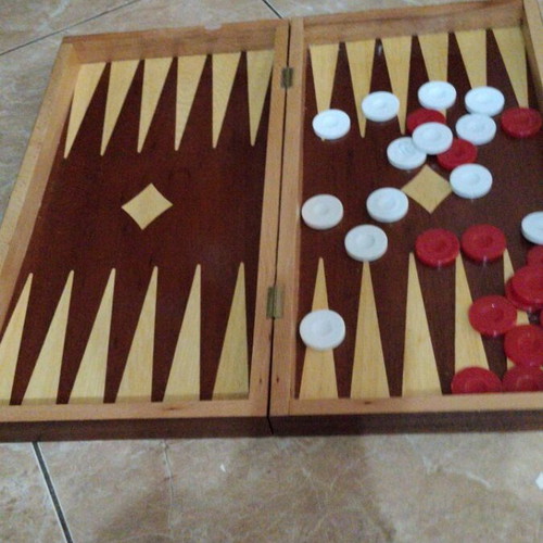 Backgammon wooden board with white and red pieces like new
