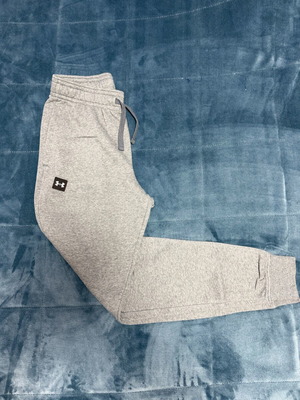 Φόρμα Under Armour γκρι σαν καινούργια, μέγεθος M