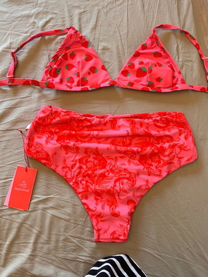 Karavan бански XL размер нов Janice bikini strawberries and dragons