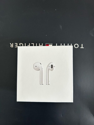 Apple AirPods 2 като нови с кутия, неизползвано зарядно и 2 калъфа