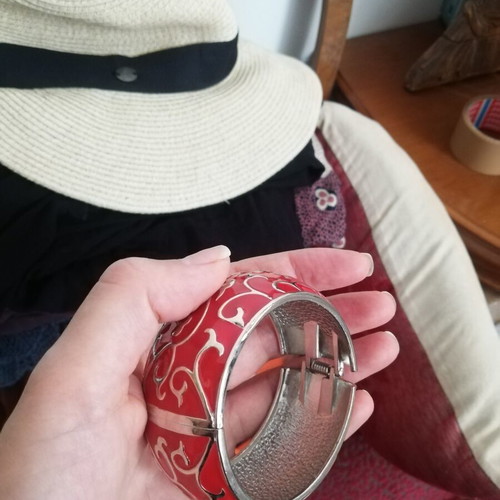 Metal red bracelet like new, diameter 7 cm