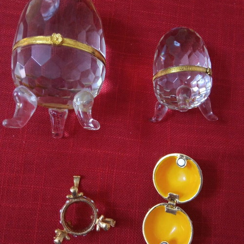 Decorative eggs like new, set of 3, two transparent and one with designs