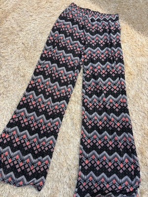 Pantelona like new, multicolored, fits small to xl