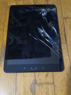 Samsung Galaxy Tab A 9.7 SM-T555 tablet with broken screen for parts