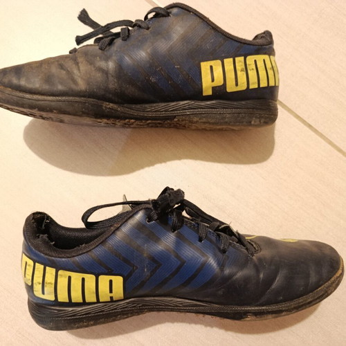 Ποδοσφαιρικά παπούτσια Puma μεταχειρισμένα, μέγεθος 37, μαύρα με μπλε και κίτρινες λεπτομέρειες