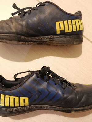 Ποδοσφαιρικά παπούτσια Puma μεταχειρισμένα, μέγεθος 37, μαύρα με μπλε και κίτρινες λεπτομέρειες