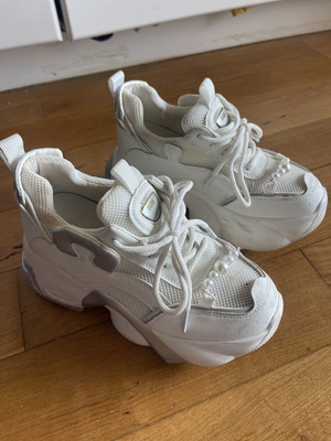 White walking shoes size 38 like new with thick sole