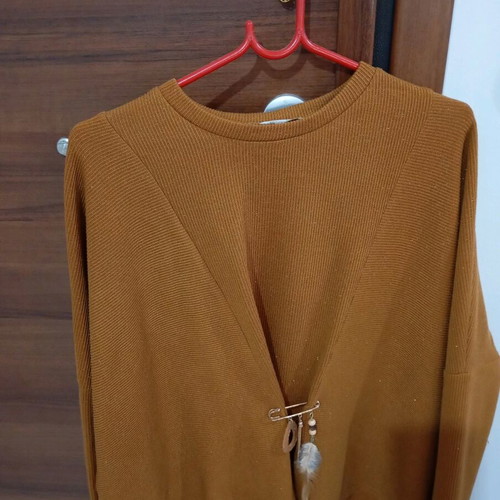 Mustard blouse new with glitter and pin, wide fit