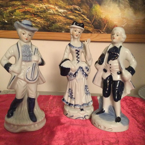 Set of porcelain figurines 20 cm tall like new