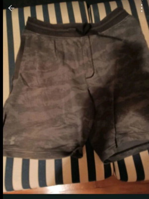 Σορτσάκι Under Armour καλοκαιρινό σαν καινούργιο, μέγεθος XL, μαύρο και γκρι