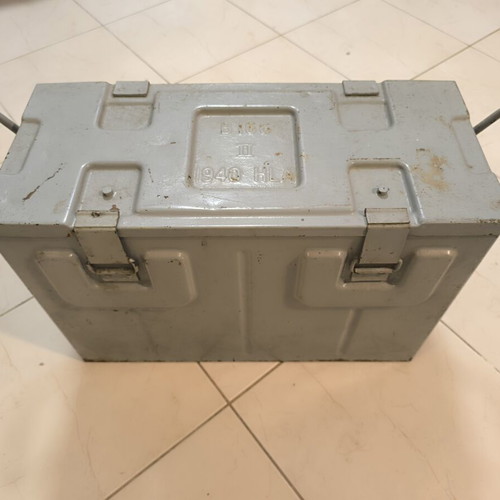Military Metal Box vintage 1940 used, collectible militaria