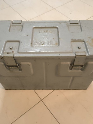 Military Metal Box vintage 1940 used, collectible militaria